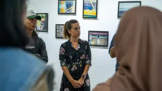 La zaragozana Alba Cariñena presenta su exposición 'La Cara' en la isla de Lombok, en Indonesia.