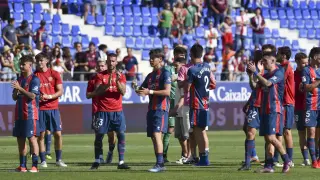 Los futbolistas de la SD Huesca, agradeciendo a El Alcoraz el apoyo mostrando durante la temporada.