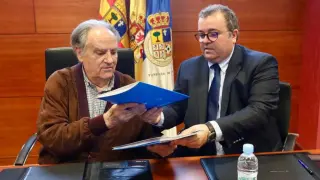 Óscar Fle entrega la documentación a Manuel Torralba.