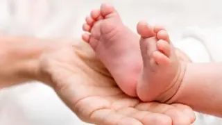 Para el cribado neonatal se extrae una gotita de sangre del talón del bebé