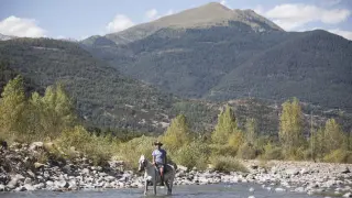 En este pequeño pueblo del Pirineo aragonés puedes disfrutar de la naturaleza también a lomos de un caballo