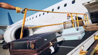 Equipaje entrando en la bodega de un avión.