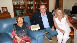 El alcalde de Perdiguera, José Manuel Usón, y la teniente de alcalde, Ana Jaso, visitaron a la estudiosa en su domicilio de Zaragoza. Ayuntamiento de Perdiguera.