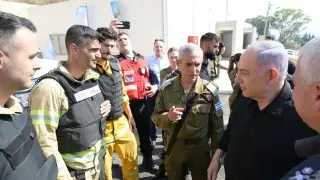 El primer ministro israelí, Benjamín Netanyahu, en una vista a las tropas apostadas en la frontera con Líbano después de varios días de intenso intercambio de fuego con Hizbulá.