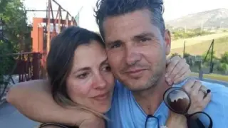 Isidro Lozano abraza a su mujer, María del Mar Martí, nada más salir de la cárcel