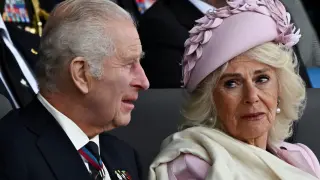 La reina Camila, visiblemente emocionada en el acto conmemorativo del desembarco de Normandía.