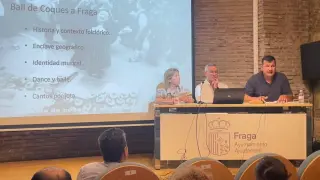María José Barrafón, Gustavo Vera y Jordi Florensa, en la presentación del proyecto de recuperación del Ball de Coques de Fraga.