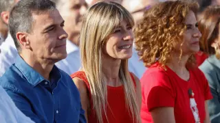 Pedro Sánchez reaparece junto a su mujer Begoña Gómez tras conocerse su imputación durante un acto electoral de los socialistas en Benalmádena (Málaga).