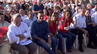 Sánchez llega al mitin del PSOE en Benalmádena acompañado de su mujer, Begoña Gómez