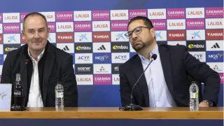 Víctor Fernández y Juan Carlos Cordero, entrenador y director deportivo del Real Zaragoza, en marzo en la presentación del primero.