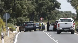 Vista del punto kilométrico 6 de la carretera de Fuencarral-El Pardo, la M-612 acordonado por las fuerzas de seguridad este martes.
