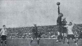 El portero del Real Unión de Irún, Emery, acosado por Rivero y Robus en la final de la Copa de España 1927, celebrada en Zaragoza.