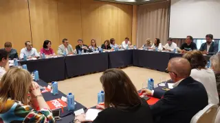 Encuentro de José Antonio Santano, secretario de Estado de Transportes y Movilidad Sostenible, con agentes económicos y sociales de Huesca en la sede del PSOE.