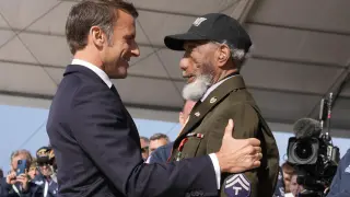 Omaha Beach (France), 06/06/2024.- French President Emmanuel Macron awards American WW II veteran Arlester Brown with the Legion of Honor during an international ceremony at Omaha Beach, Saint-Laurent-sur-Mer, France, 06 June 2024. More than 160.000 Western allied troops landed on beaches in Normandy on 6 June 1944 launching the liberation of Western Europe from Nazi occupation during World War II. (Francia) EFE/EPA/Virginia Mayo / POOL MAXPPP OUT