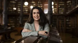 La historiadora del arte Patricia Díez Calvo, en la biblioteca del edificio Paraninfo.