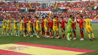 Los integrantes de la selección de Andorra se saludan con los futbolistas de España antes del partido jugado el miércoles. julio muñoz