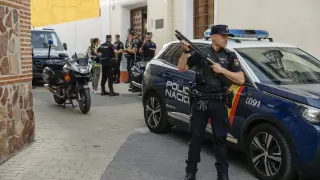 Agentes de la Policía Nacional custodian este viernes la entrada al juzgado de Illescas (Toledo) donde han sido llamados a declarar dos de los supuestos autores del asesinato a tiros en Madrid de Borja Villacís.