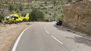 Helicóptero de Protección Civil en la carretera A-1702 durante el rescate de un motorista herido grave tras un accidente en La Cañada de Benatanduz.
