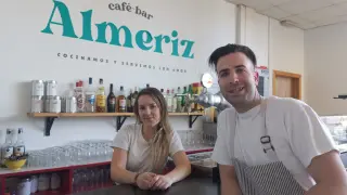 Iris Von Barnekow y José Portolés, en la barra del bar de las Piscinas Almériz de Huesca
