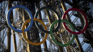 Juegos en Paris: la Torre Eiffel exhibe los aros olímpicos