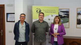 La alcaldesa de Jaca. Berta Fernández, con representantes de la Asociación Aragonesa de Autores de Cómic.