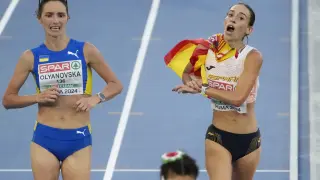 Laura García Caro se ve sorprendida por la atleta ucraniana Lyudmila Olyanovska sobre la línea de meta en el Europeo de Roma