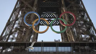Los aros olímpicos en la Torre Eiffel de París