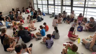 Medio centenar de personas comen de táper en la nueva sala polivalente del colegio de Peñaflor para reclamar el comedor escolar