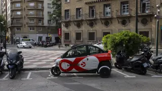 Uno de los triciclos, mal aparcado en las calles del centro de Zaragoza