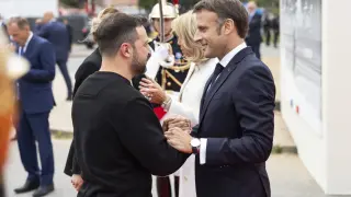 Zelenski saluda a Macron en París