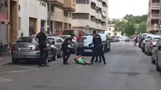 Momento en el que el hombre cae al suelo tras recibir un disparo con la pistola táser en Huesca.
