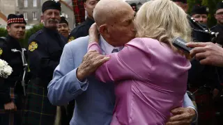 Nozze per il veterano statunitense della Seconda Guerra Mondiale Harold Terens, 100 anni,e Jeanne Swerlin, 96 anni,