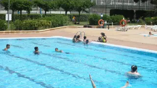 Primeros chapuzones del año tras la apertura de piscinas en Zaragoza