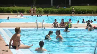 Primeros chapuzones en las piscinas del Actur, en Zaragoza