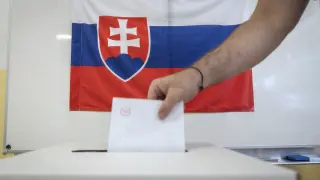 Un hombre emite su voto durante las elecciones al Parlamento Europeo en Bratislava, Eslovaquia,