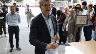 -FOTODELDIA- MADRID, 09/06/2024.- El líder del PP, Alberto Núñez Feijóo, vota en las elecciones europeas en el Colegio Ramiro de Maeztu de Madrid. EFE/Chema Moya
