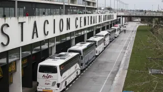 Autobuses aparcados en la fachada de la estación central de Zaragoza, que centraliza las líneas metropolitanas y autonómicas.