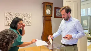 Borja Giménez, candidato del PP en Aragón a las elecciones europeas, vota en Zaragoza.