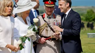 La esposa del presidente francés Brigitte Macron, la reina Camilla de Gran Bretaña, el rey Carlos III de Gran Bretaña y el presidente de Francia Emmanuel Macron, en el acto del 80º aniversario del desembarco aliado del Día D de la Segunda Guerra Mundial en Normandía