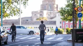 Conductores de vehículos de movilidad personal y ciclistas, por las calles de Zaragoza