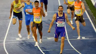 Final de 800 metros: el Gabriel Tual celebra la victoria en la final de los 800m con el español Mohamed Attaoui (izquierda), segundo