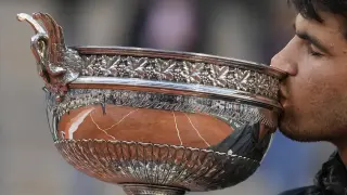 Winner Spain's Carlos Alcaraz kisses the trophy as he won the men's final match of the French Open tennis tournament against Germany's Alexander Zverev at the Roland Garros stadium in Paris, Sunday, June 9, 2024. (AP Photo/Thibault Camus)