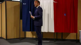 Le Touquet-paris-plage (France), 09/06/2024.- French President Emmanuel Macron stands in front of voting booths during the European Parliament election, at a polling station in Le Touquet-Paris-Plage, France, 09 June 2024. (Elecciones, Francia) EFE/EPA/Hannah McKay / POOL MAXPPP OUT