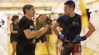 Kike Pérez, presidente y entrenador del MMA Zaragoza, da instrucciones durante un entrenamiento.