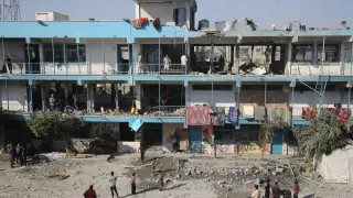 Palestinos en una escuela de la Agencia de Naciones Unidas para los Refugiados de Palestina en Oriente Próximo (UNRWA) bombardeada por el Ejército de Israel en el campamento de refugiados de Nuseirat, en el centro de la Franja de Gaza (archivo)..06/06/2024 [[[EP]]]