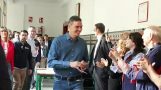 Pedro Sánchez vota en Madrid acompañado por su mujer, Begoña Gómez