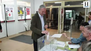 Primeros votantes en Aragón, tras abrir los colegios electorales