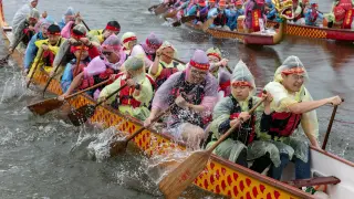 Chongqing (China), 08/06/2024.- Teams compete during a dragon boat race in Lixianghu Township of southwest China's Chongqing Municipality, June 8, 2024. To celebrate the upcoming Duanwu, or the Dragon Boat Festival, dragon boat races were held in many places in China. The festival is celebrated on the fifth day of the fifth month on the Chinese lunar calendar to commemorate ancient Chinese poet Qu Yuan from the Warring States Period (475-221 B.C.). EFE/EPA/XINHUA / Luo Chuan CHINA OUT / UK AND IRELAND OUT / MANDATORY CREDIT EDITORIAL USE ONLY EDITORIAL USE ONLY