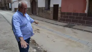 Tormentas en Ricla: Santiago López, vecino de la calle Arrabal, durante las labores para retirar parte de lo que ha arrastrado la riada