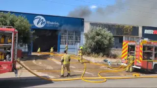Vídeo: un virulento incendio destruye dos naves en el polígono Monzú de Huesca
